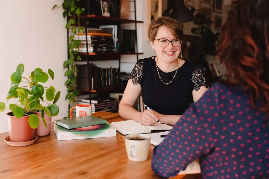 Photo of Juliette and a freelancer working together