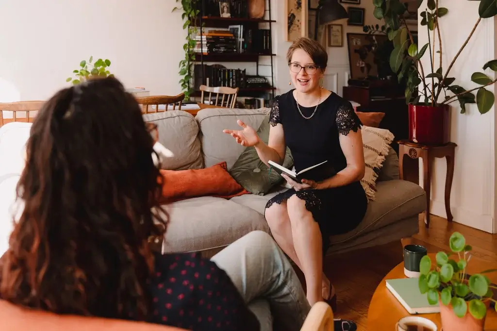 Photo of Juliette in an individual coaching session with a woman